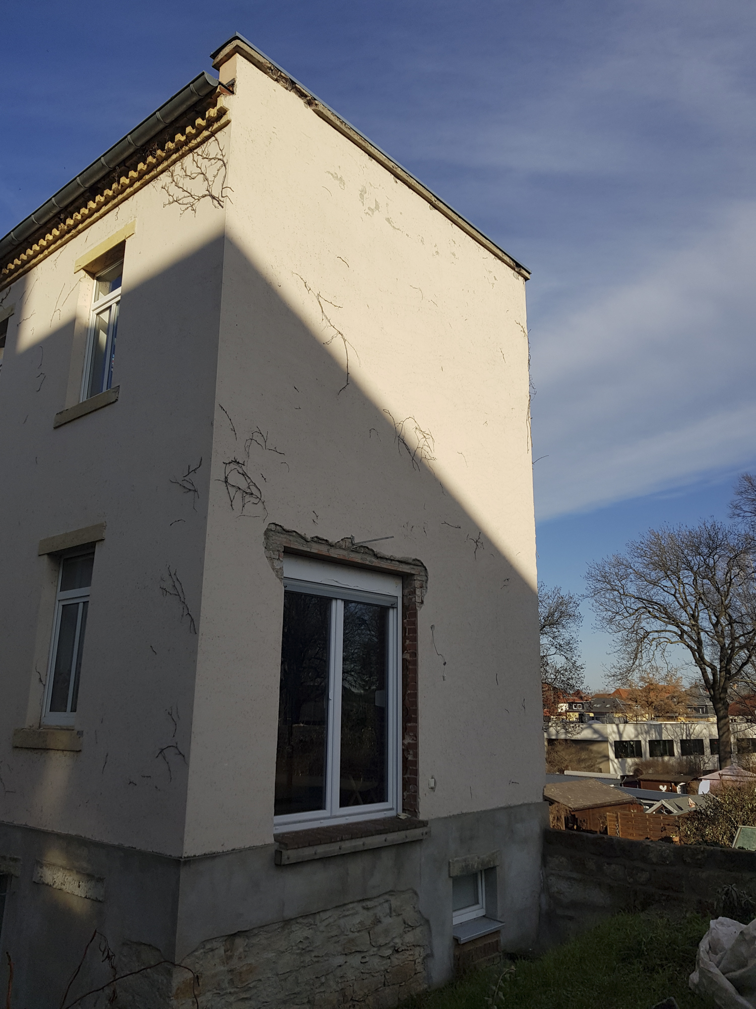 Ansicht Haus mit Fassade Südseite - aufgenommen am 27.11.2022, 13:07 Uhr -> die Sonne steht tief und der Schatten ist um diese Zeit schon sehr groß bzw. weit oben