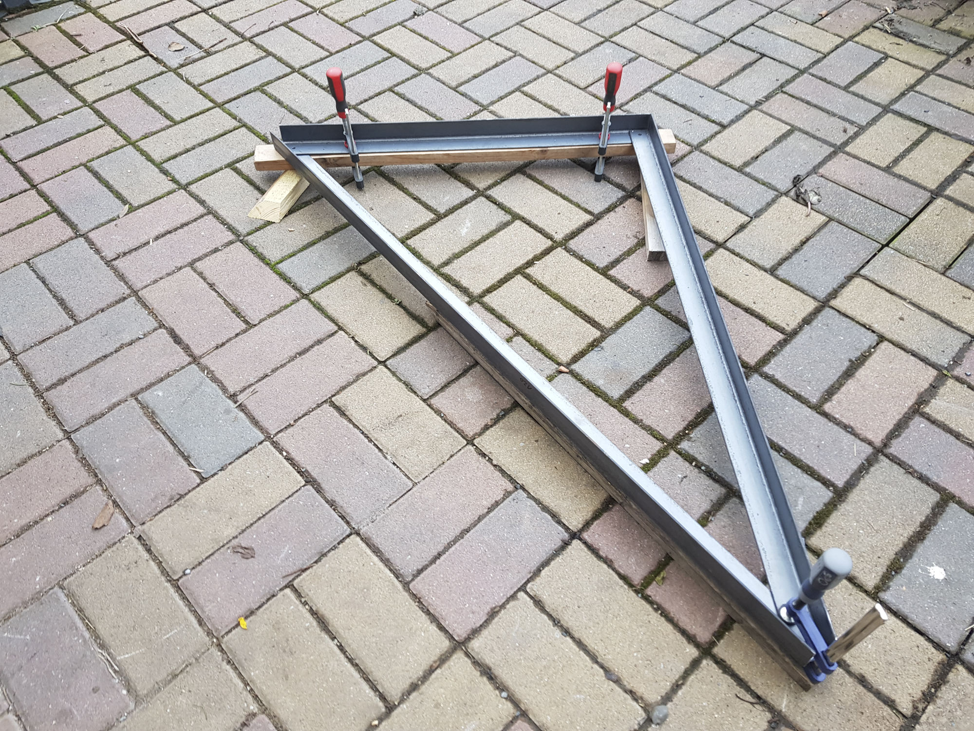 ...und mit Schraubzwingen befestigen