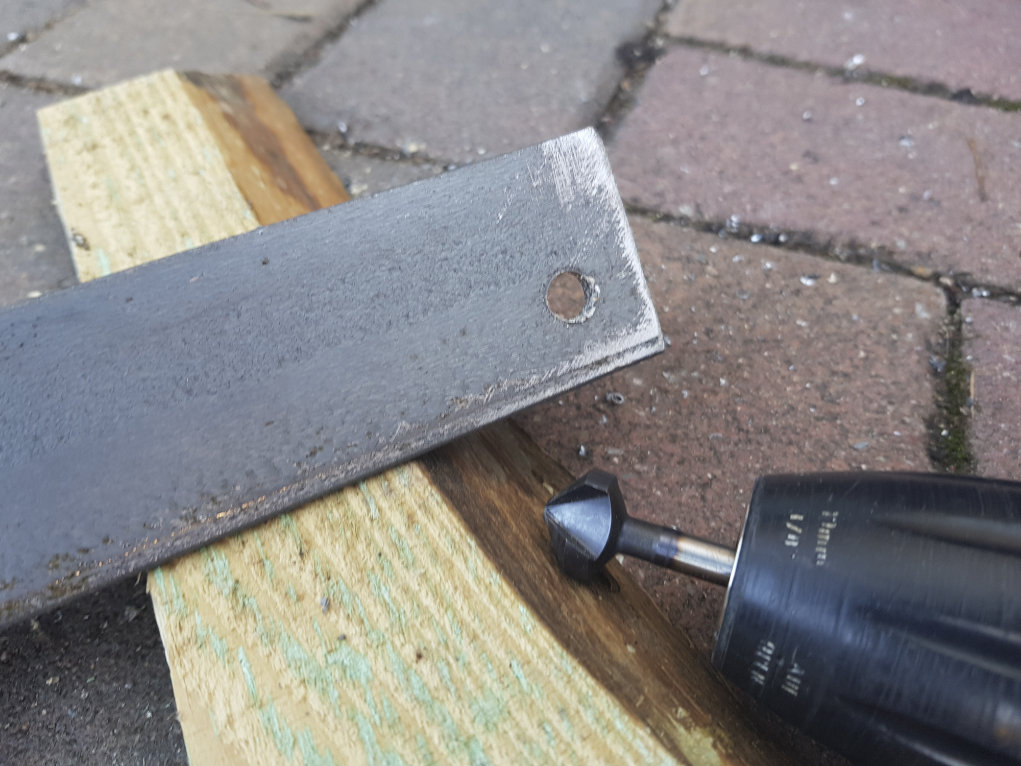 Bohrlöcher entgraten vorher